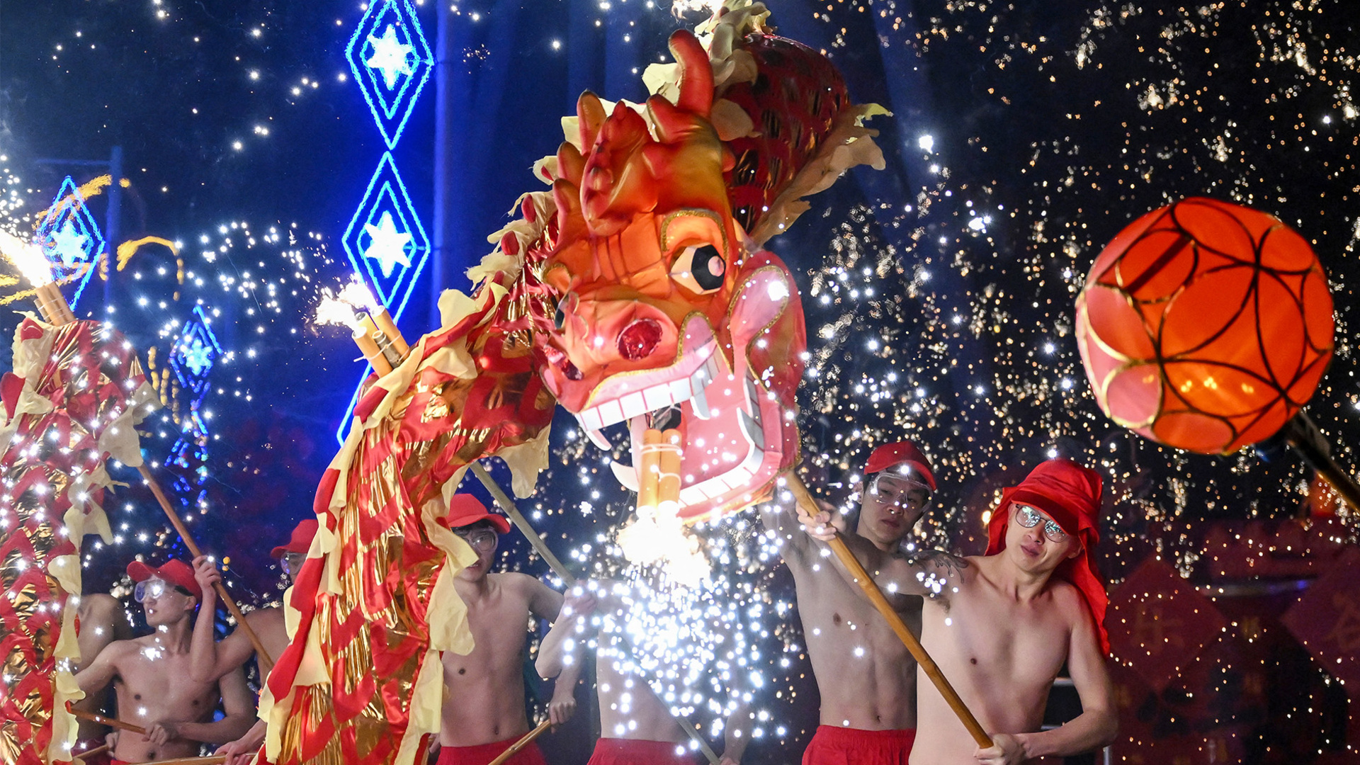 Hundreds of thousands rejoice the Lunar New Yr all over the world