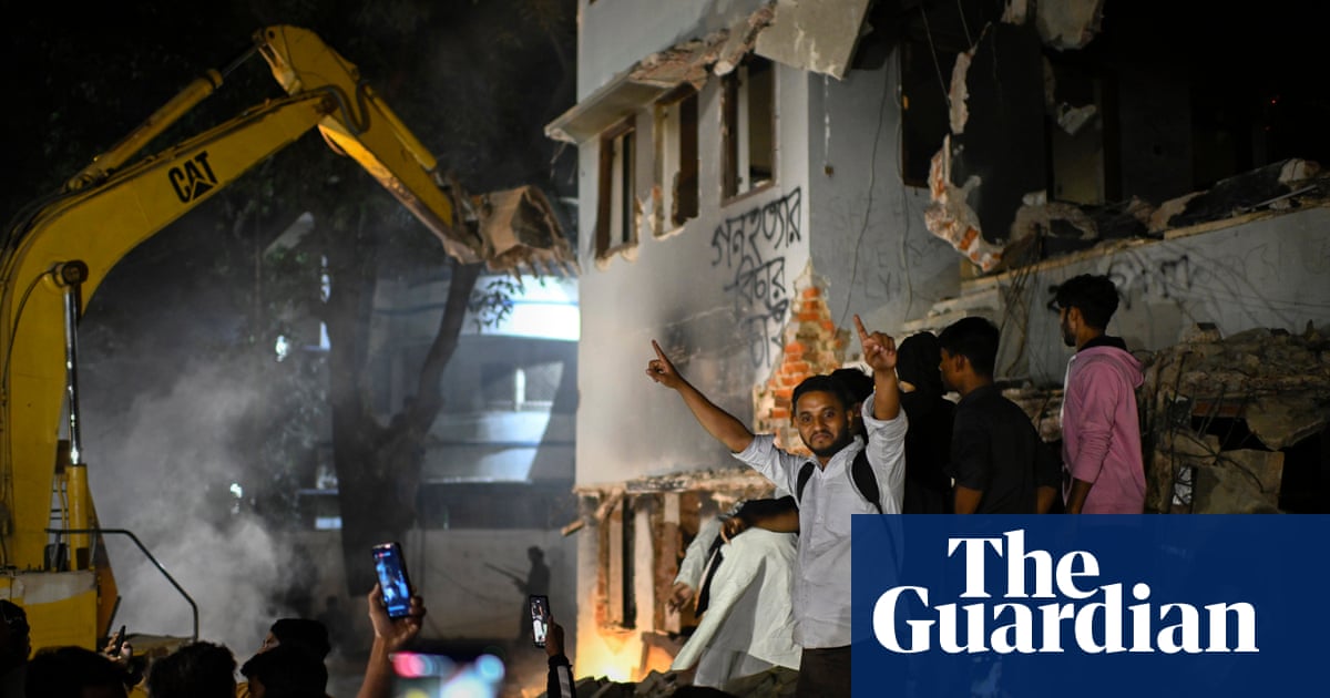 Bangladeshi protesters destroy ex-PM’s family home symbolising independence - Today news