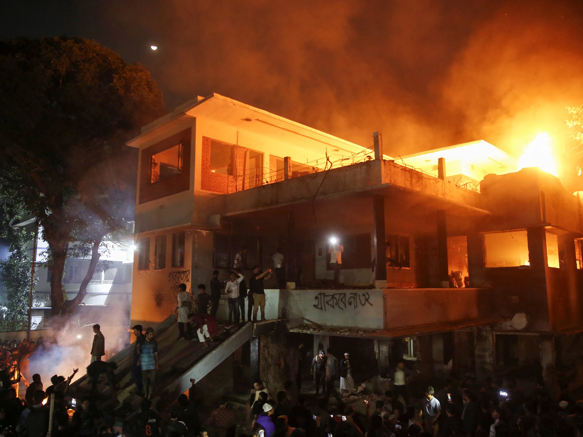 Bangladesh protesters torch family home of ousted PM Sheikh Hasina - Today news