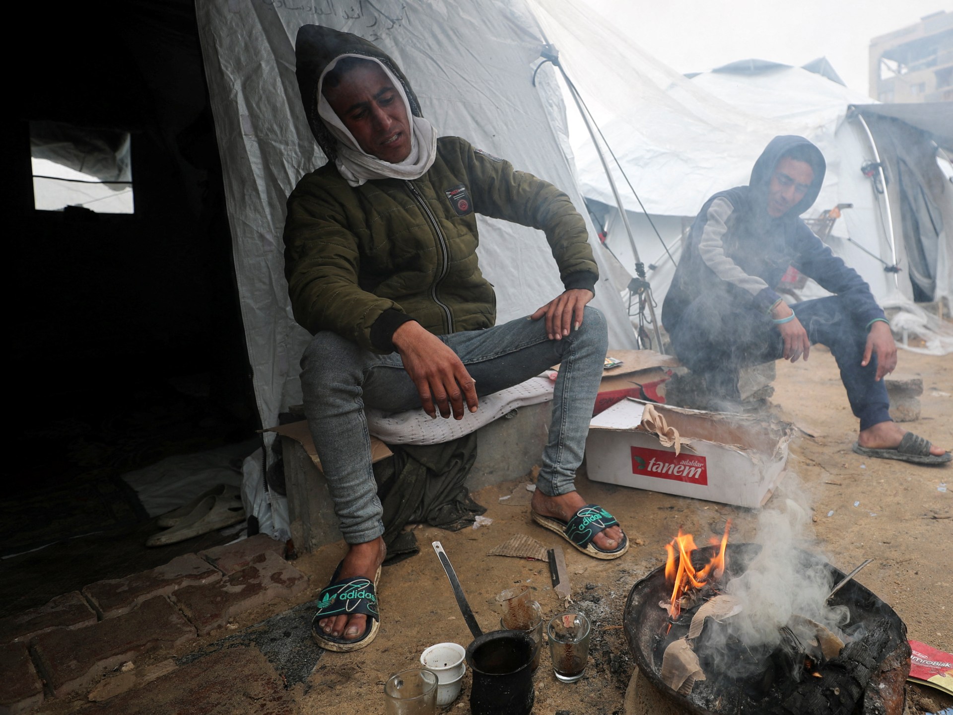 Thousands in Gaza struggle in tents amid cold, stormy weather - Today news