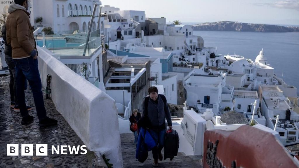 Thousands evacuate Santorini amid earthquake fears - Today news