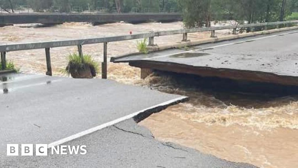 Major highway partly collapses as Australian floods worsen - Today news