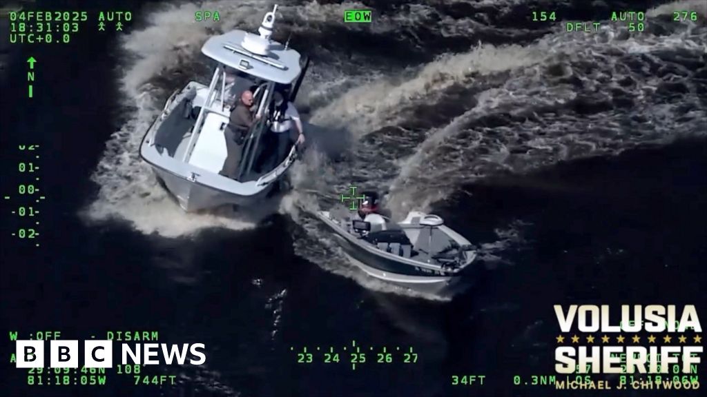 Moment unconscious man is rescued from out of control boat - Today news