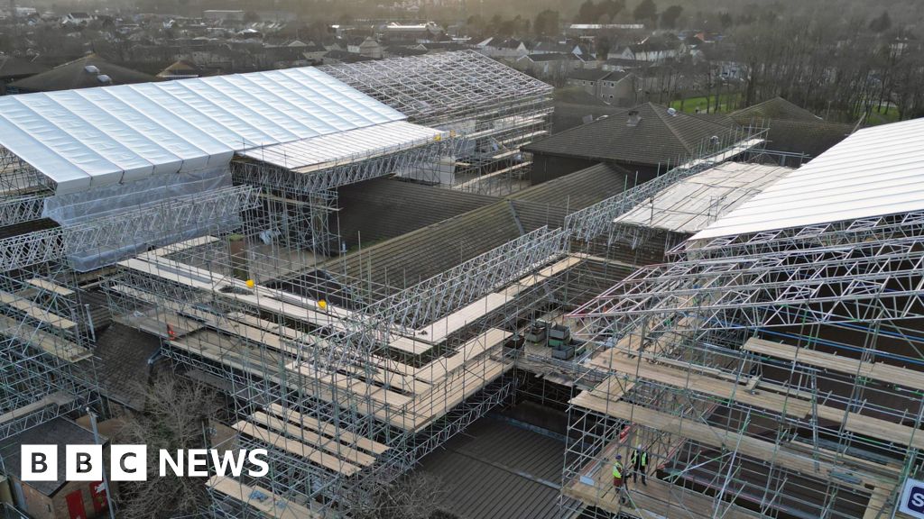 Drone reveals scale of major hospital's rotten roof - Today news