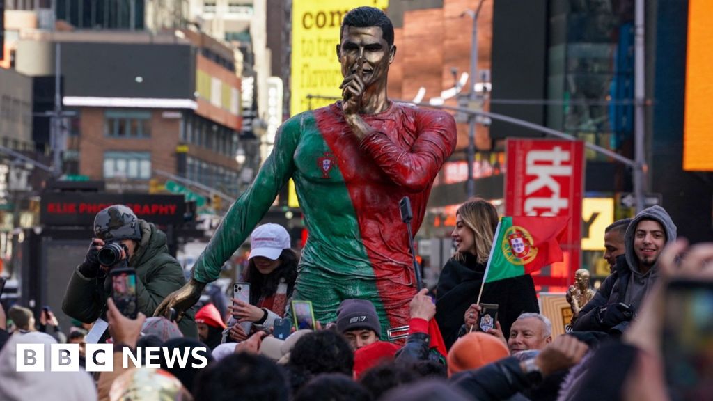 Cristiano Ronaldo statue unveiled in Times Square - Today news