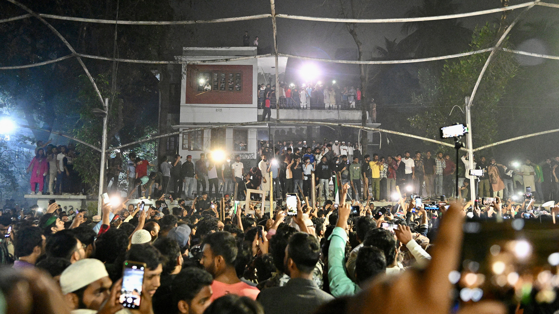 Bangladesh protesters attack family home of exiled PM Hasina - Today news