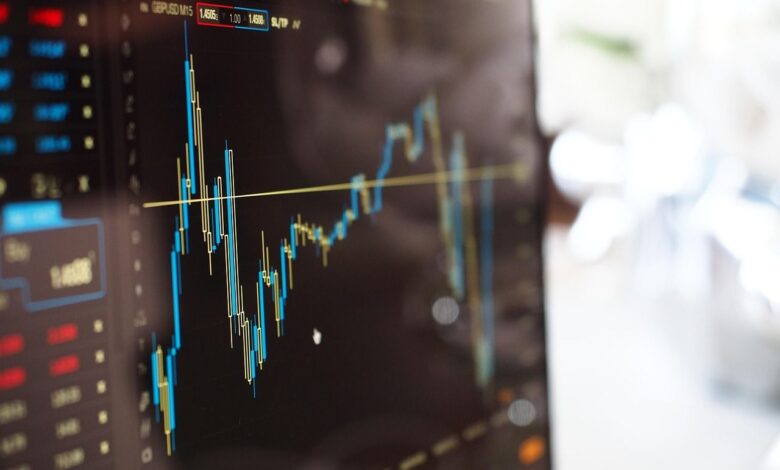 XRP Loses 200-day Average, Bitcoin Dips Below $105K as Traders Eye Core PCE