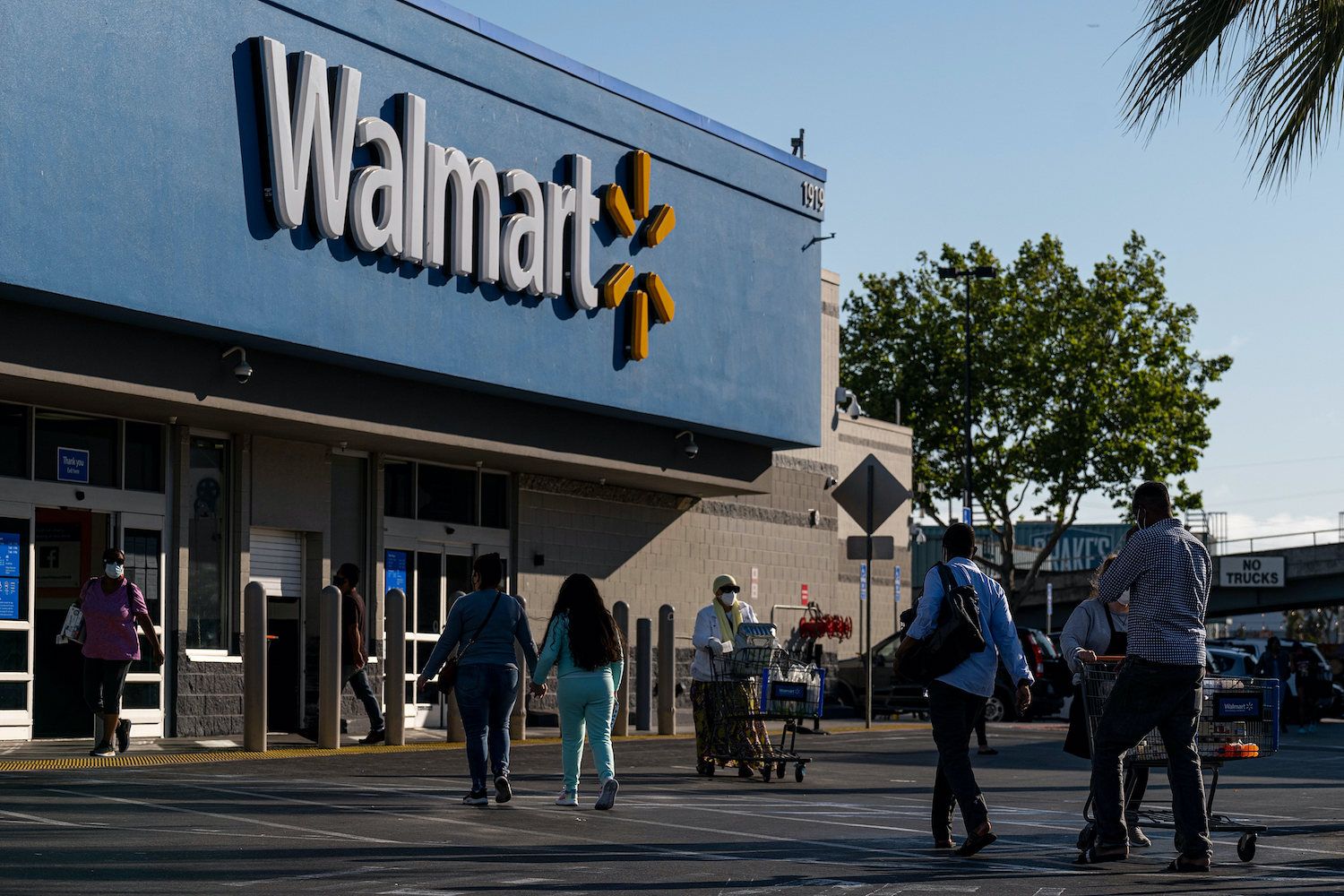 Walmart, Amazon Are Coming for Traditional Payments, Mull Dollar-Pegged Stablecoins in the U.S.