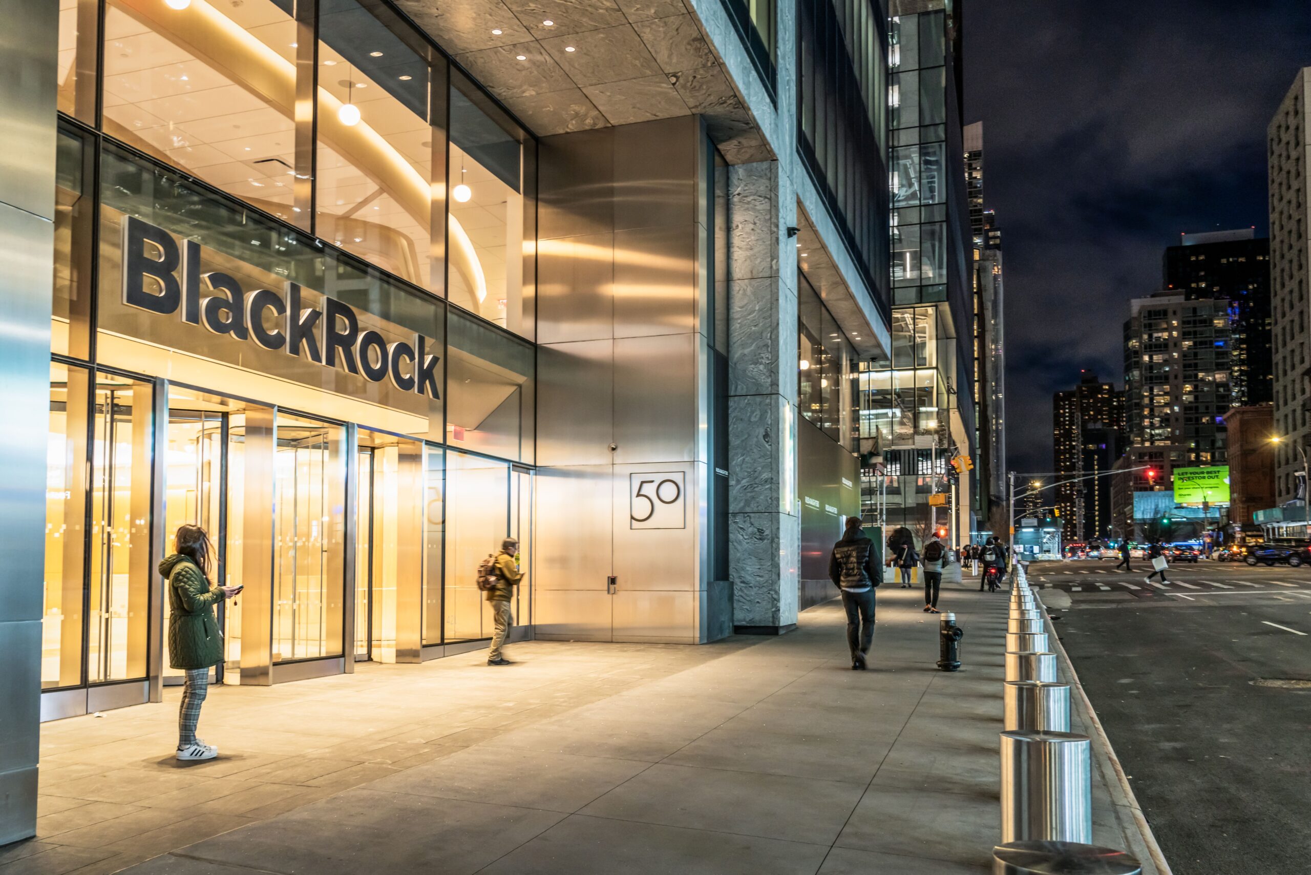 BlackRock’s Bitcoin (BTC) ETF Now Generates Extra Income Than Its Flagship S&P 500 Fund BlackRock’s Bitcoin (BTC) ETF Now Generates More Revenue Than Its Flagship S&P 500 Fund